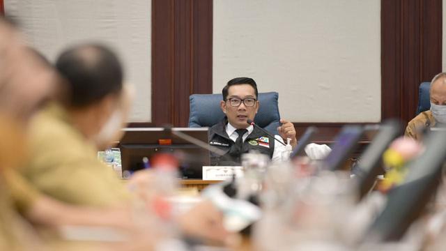 Kembali Kerja, Ridwan Kamil Bawa Arkana dan Pimpin Rapat dengan Kepala Perangkat Daerah
